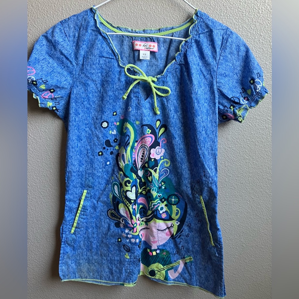 Beautiful, comfortable like new scrub top. Stretchy fabric. Smoke free!